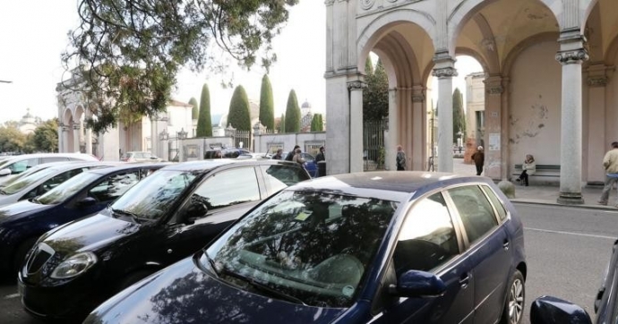 Gli affari al cimitero li fa il posteggiatore. Ovviamente abusivo