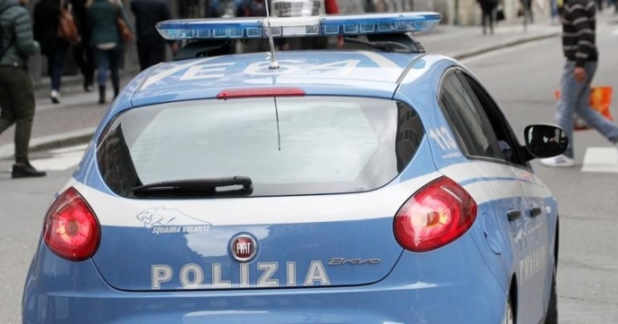 Gli esibizionisti sono due: cresce l’allarme