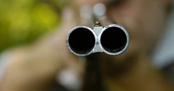 Gli taglia la strada e lo insulta
L’altro sfodera il fucile