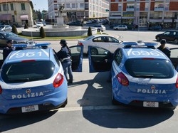 Guardia e ladri in centro
Ladri presi, poliziotto ferito