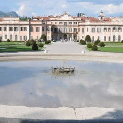 I giochi d’acqua finiscono ko
«Basta sassi nella fontana»