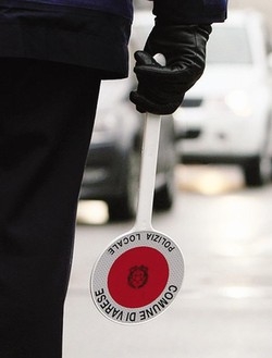 I nonni vigili restano a casa
E la “movida”  fa un brindisi