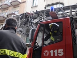 I pompieri entrano in casa
Ma trovano la donna morta