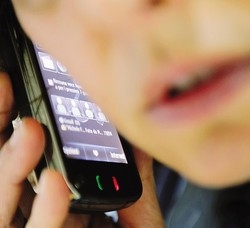 I varesini al volante sgarrano
E il telefonino brucia i record
