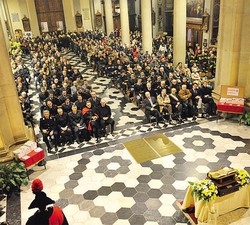 Il bacio delle “guardie” del Papa
«La vostra divisa è un servizio»