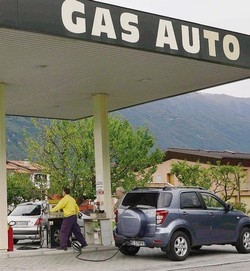 Il caro pieno svuota le tasche
E Varese si difende con l’eco-auto