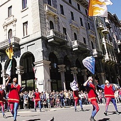 Il vecchio palio diventa festa
E conquista Varese con allegria