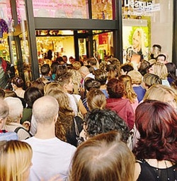 In centro si inaugura Desigual
Folla di varesini sotto i portici