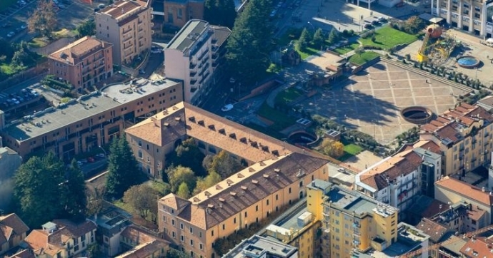 In piazza Repubblica niente operai
Ma vomito, bottiglie ed escrementi