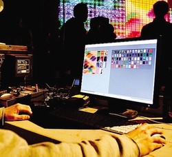 In Rete c’è una guerra in corso
«Difendetevi con la tecnologia»