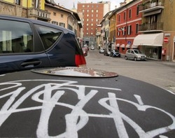 In via Carrobbio è guerra
«Alziamo le mani»