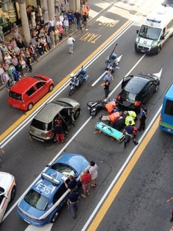 Incidente in pieno centro Motociclista ferito a Varese