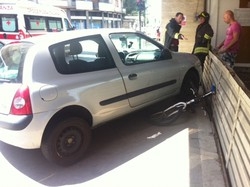 Incidente in via Magenta Ciclista schiacciato da un’auto
