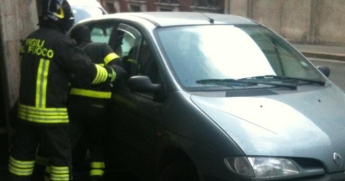 Incredibile in via Morazzone: l’auto resta “incastrata” nel bullone