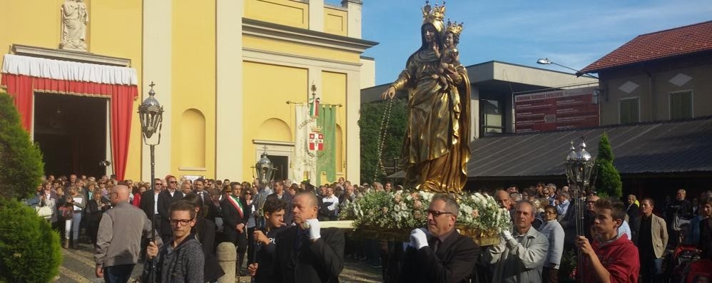 La Madonna del Rosario riunisce Cassano Magnago in piazza - La