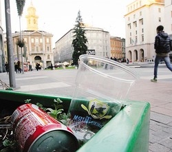 La movida non ha freni
Basta un sabato sera
per fare un monnezzaio