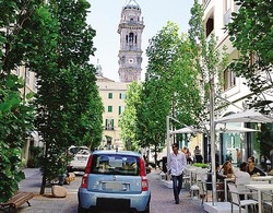 La riscossa della zona pedonale
 Piazza Giovine Italia sorride