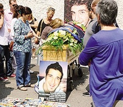 Lacrime e musica per l’addio a Mario
«Ci lascia una lezione di coraggio»