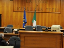 Ladri di borse e valigie griffate Dal giudice nove uomini