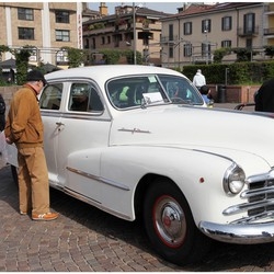 Le auto d’epoca scalzano il degrado 
da Piazza Repubblica
