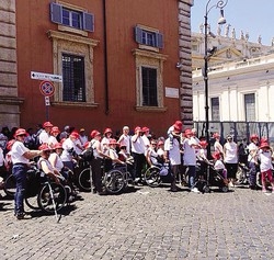 Mille varesini dal Capitano
E la Polha dà la bandiera al Papa