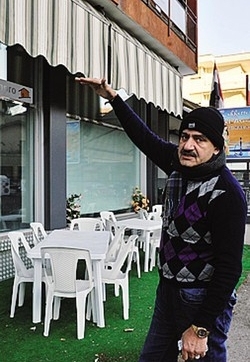 Non gli paga le piante
Se le riporta via di notte