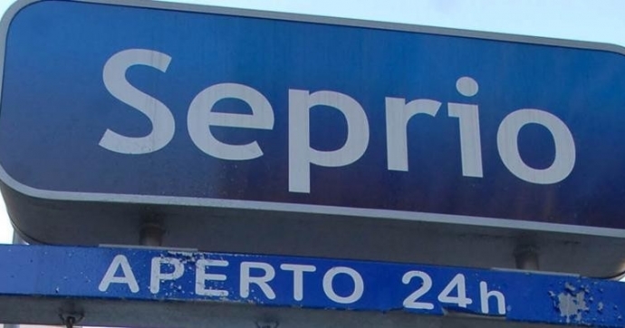 Non si alza la sbarra, automobilisti intrappolati nel parcheggio