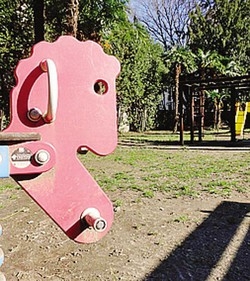 Occhio ai parchi per i bimbi A Varese è vietato fumare