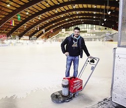 Olio di gomito per il Palaghiaccio
«E ora siamo pronti a ripartire»