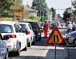 Operai e code in viale Borri
Arriva l’asfalto? No, lavori Enel