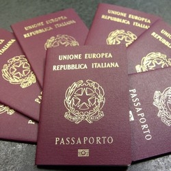 Passaporti falsi
Scattano le manette