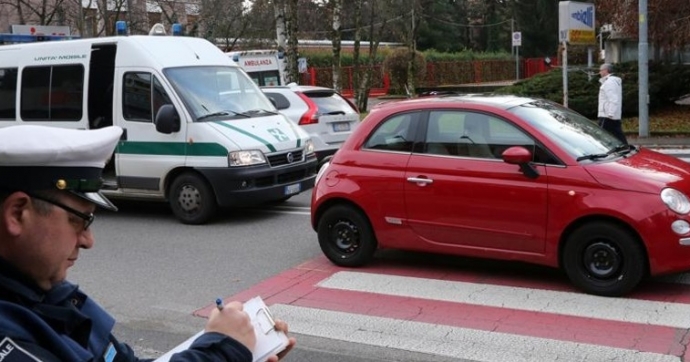 Pedone investito in via Crispi: urtato da un’auto mentre attraversa la strada