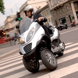 Sicurezza stradale, Piaggio in prima fila