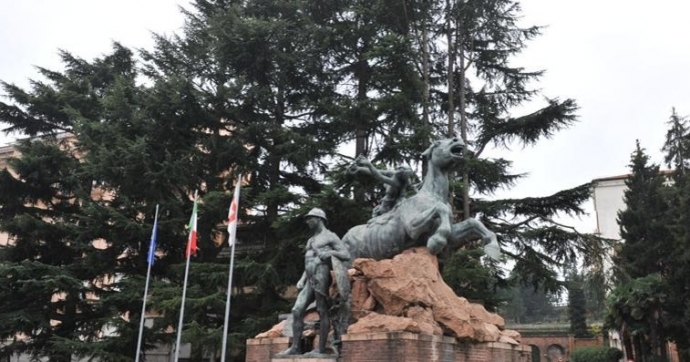 Piazza Repubblica: i primi ad andarsene sono i cedri