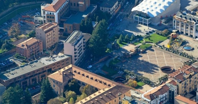 Piazza Repubblica si fa in tre
Arrivano la balconata e gli artisti