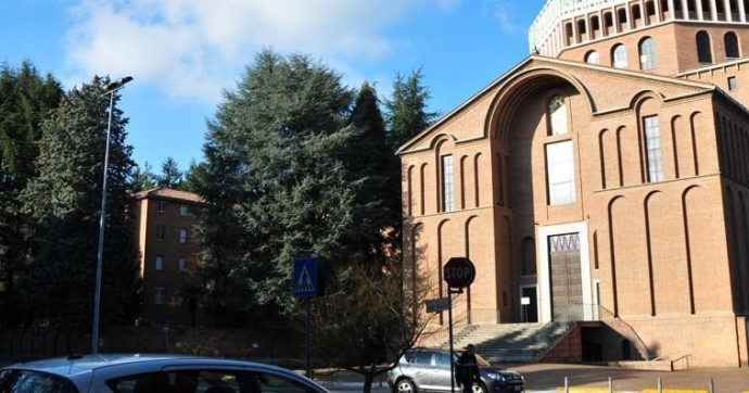 Porte chiuse: 80 restano senza tetto