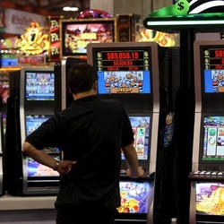 Potere ai Comuni contro le slot
Schierati questori e prefetti
