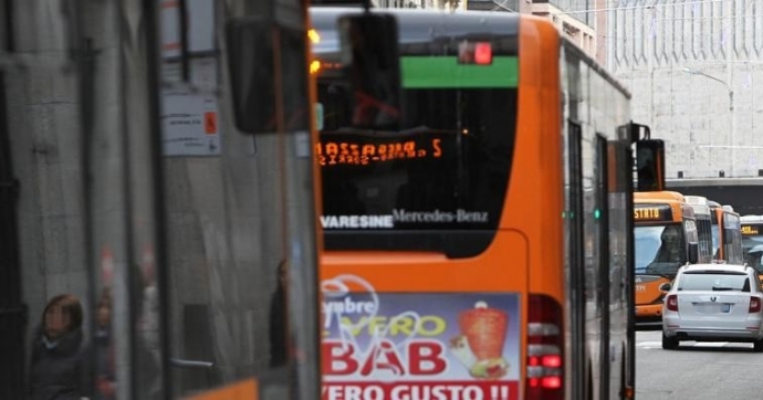 Prende il bus senza biglietto
Tira il freno per scappare