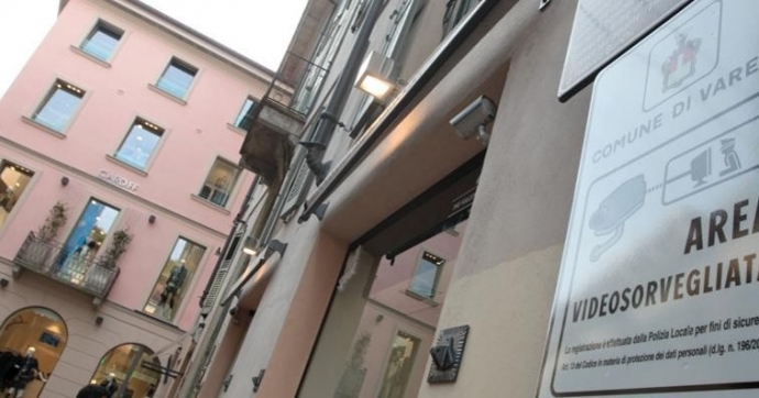 Prende la multa: si vendica facendo pipì contro i vigili