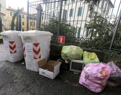 Quanto stonano quei rifiuti
Sempre più furbi dietro il liceo