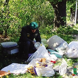 Rifiuti abbandonati al cimitero
Trovata e multata la colpevole