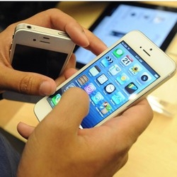 Ruba lo smartphone al collega
Rintracciato e denunciato