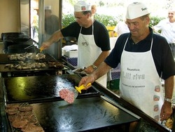 Salamelle, risottata e tanta birra
Il weekend bollente fa divertire