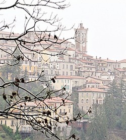 Scatta l’ordinanza
per le gomme da neve
E il borgo s’imbianca