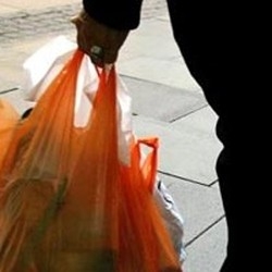 Scippa la spesa con strattoni e insulti
Passanti soccorrono i malcapitati