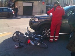 Scontro tra auto e bici
Attimi di paura in via Veratti