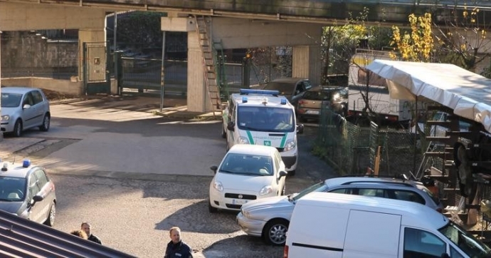 Scoperta officina abusiva piena di rifiuti pericolosi