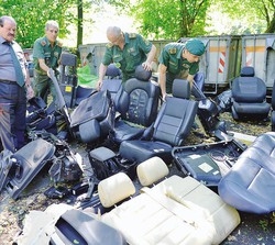 Sedili, portiere e pure i telai
A Varese una “discarica di auto”