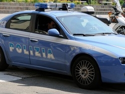 Sei colpi di pistola in via Brunico
E in casa gli trovano pistole e coltelli