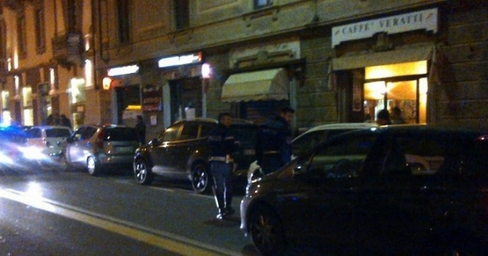Semina il panico in centro città Investe un vigile urbano